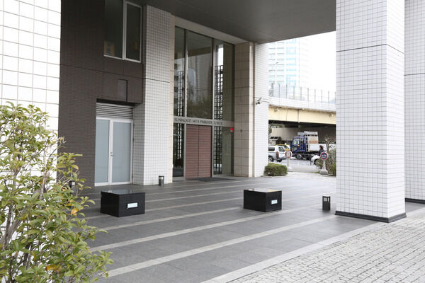 床面の天然御影石をエントランスホールまで敷き詰め、一体感を演出。 床面の天然御影石をエントランスホールまで敷き詰め、一体感を演出。