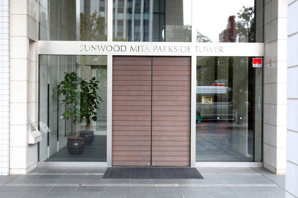 エントランスを抜けると、天井高6mの二層吹抜けのホール。 エントランスを抜けると、天井高6mの二層吹抜けのホール。