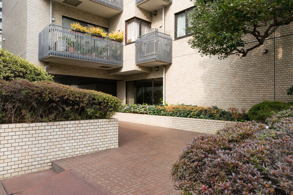 たっぷりとした植栽が西側に位置するアプローチを四季の移ろいと共に彩る。		