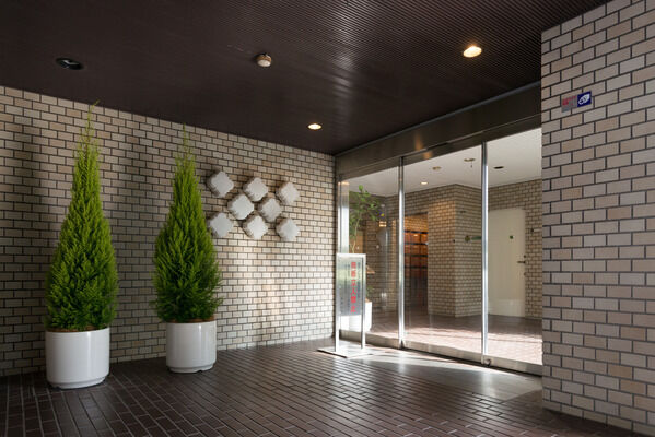 レンガ調の壁が上品なオートロック採用のエントランス。		