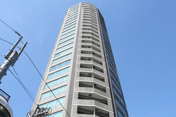 【アトラスタワー六本木】リビング・ダイニングの天井高は約2,600mm。ワイドウィンドウで開放感を演出。 【アトラスタワー六本木】リビング・ダイニングの天井高は約2,600mm。ワイドウィンドウで開放感を演出。