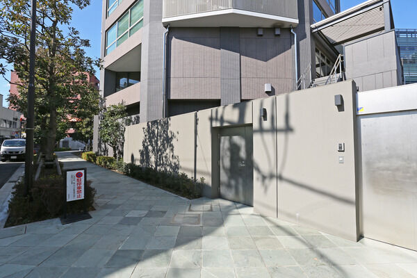 都心住居型総合設計制度を採用し、建物周囲にグリーンゾーンを設けています。		