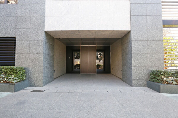 プライバシーに配慮した、一歩奥まったエントランス。中は二層吹き抜けのホールです