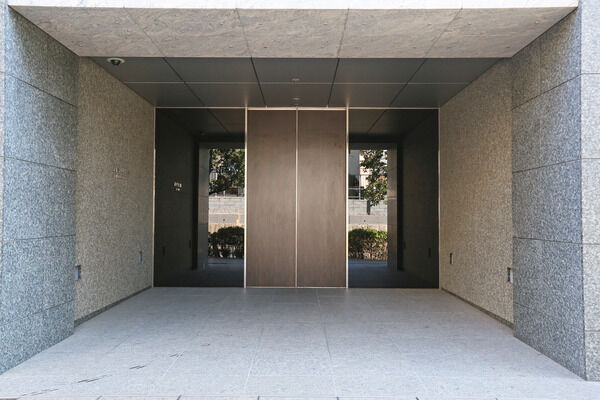 1階フロントカウンターでは、充実のコンシェルジュサービスで都心生活をサポート。		