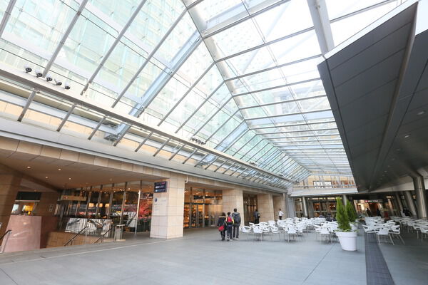 「六本木ヒルズ」までは約490m（徒歩7分）。