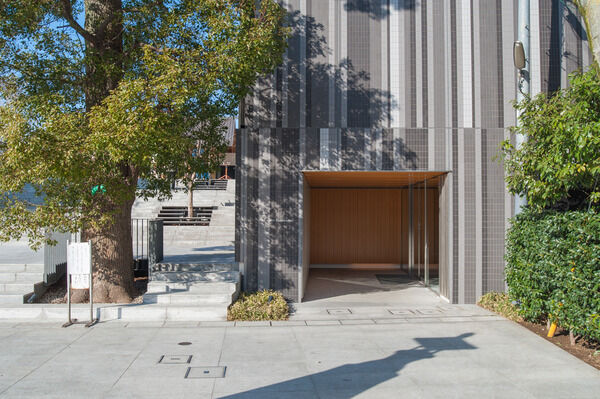 神社の参道から続く白御影石が緩やかに迎え入れるアプローチ。