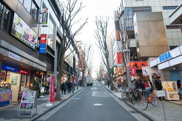 「神楽坂通り」までわずか約140m（徒歩2分）。