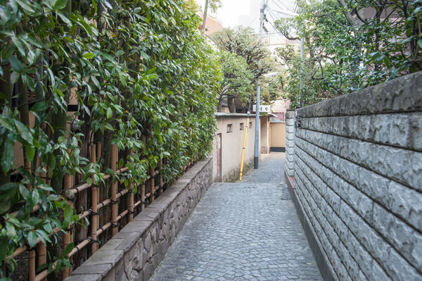 趣ある店が立ち並ぶ「兵庫横丁」まで約600m（徒歩8分）。