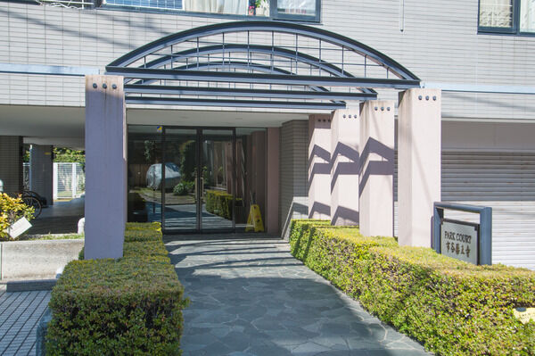 南側道路に面した奥行きのあるエントランスアプローチ。		