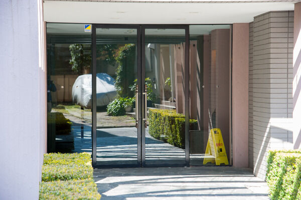 エントランスには天然石を敷き詰めて広がりのある空間を演出。		