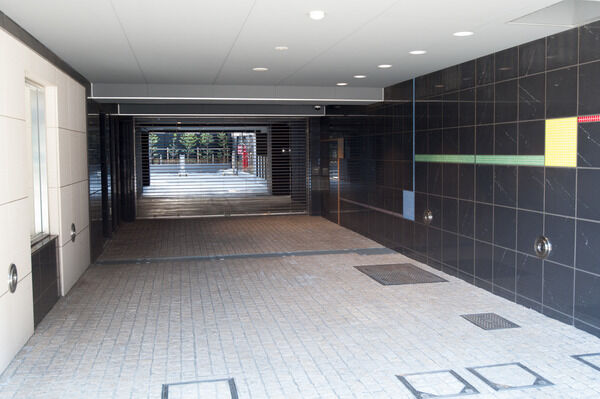 機械式駐車場9台のほか平置駐車場5台を用意。		