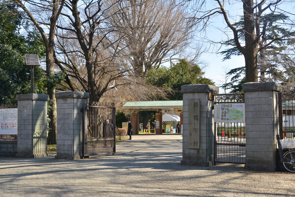 「新宿御苑」までは約2,000m（徒歩25分）。		