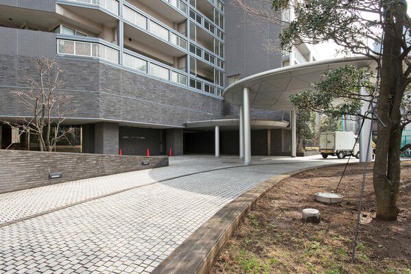 ステイタス高き邸宅として趣漂う、堂々たる存在感のエントランスエリアです。		