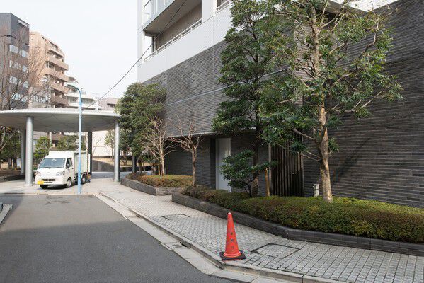 植栽の緑が住まう人を爽やかに街へと送り出してくれます。		