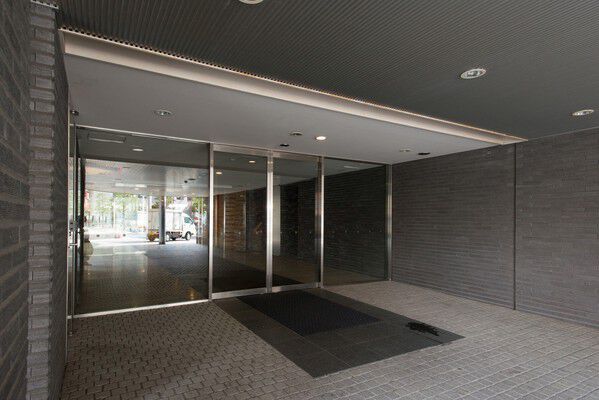 オートロックシステムと複数の防犯カメラが住まいの安全を守ります。		