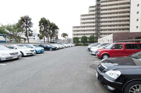 敷地内に54台収容の駐車スペースを用意。