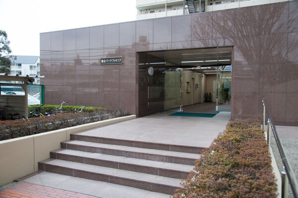 緩やかな階段を上ると存在感のあるエントランスが現われる。