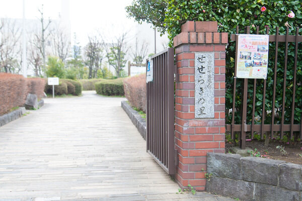 「せせらぎの里公苑」は、約40m（徒歩1分）。