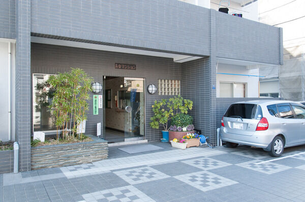 デザインタイルの駐車場がお洒落なエントランス前。		