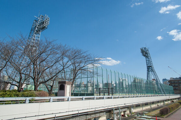 テニスコート・野球場も併設。「落合中央公園」まで約550m（徒歩7分）。