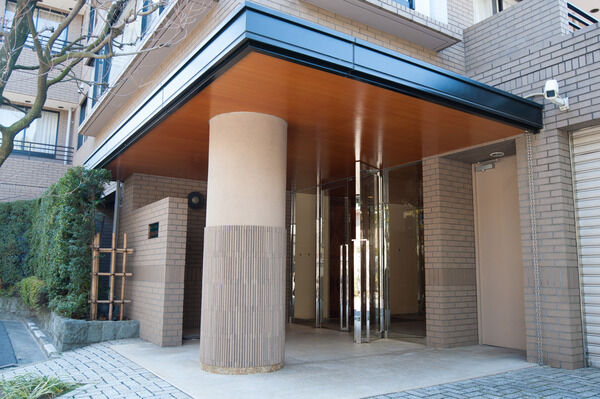 エントランスの唐墨の庇と存在感のある円柱が洒落たアクセントに。		