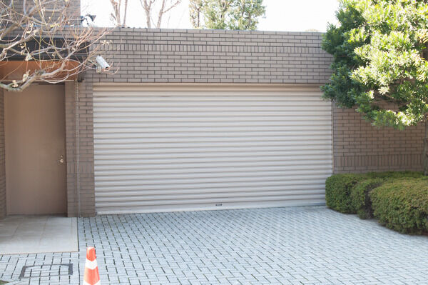 シャッター付の専用ゲートを通ると17台分の駐車場を用意。		