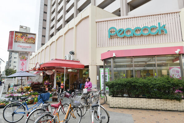 お買い物に便利な「ピーコック目白店」までは約650m（徒歩9分）。		