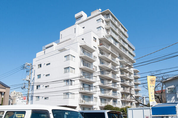 【目白パークマンション】南に面した13階建て55戸の高層住宅。		