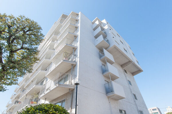 【目白パークマンション】見晴らしのよいバルコニーからの眺望に期待。		