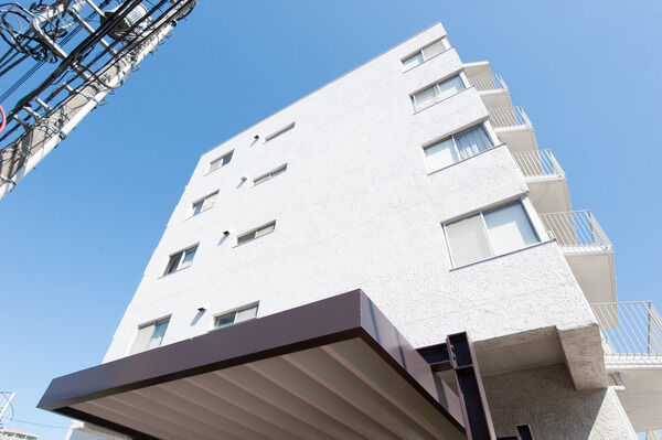 【目白パークマンション】エントランスのあるスッキリとした西側デザイン。		
