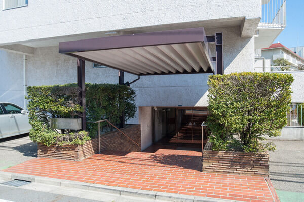 道路に面した西側からのエントランスアプローチ。		