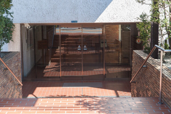 レンガ色の階段を下ると現われるエントランス。