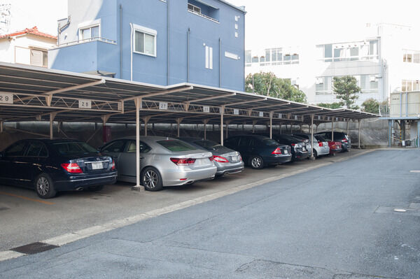 ゆったりとした敷地内にはパーキングスペースも十分に確保。		