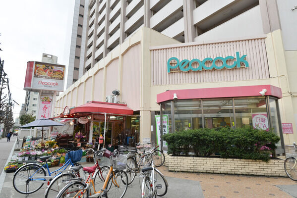お買い物に便利な「ピーコック目白店」までは約550m（徒歩7分）。		