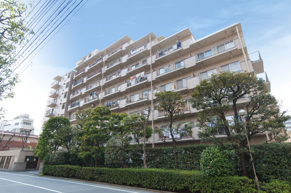 【飯田橋第一パークファミリア】建物を取り囲むように植え込まれた大小の樹木が安らぎをもたらす。		