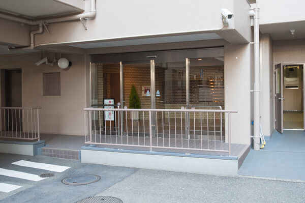 管理人常駐のセキュリティ体制で安心。		 管理人常駐のセキュリティ体制で安心。