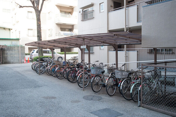 屋根付きの自転車置き場は敷地内の4カ所に設置。		 屋根付きの自転車置き場は敷地内の4カ所に設置。