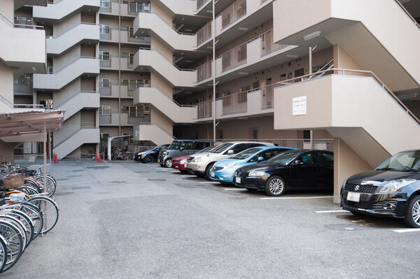 敷地内には28台収容できる駐車場を用意。		 敷地内には28台収容できる駐車場を用意。