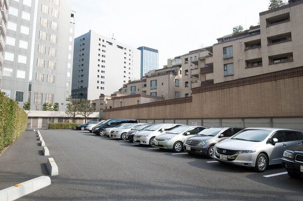 敷地内には34台収容できる駐車場を用意。		 敷地内には34台収容できる駐車場を用意。