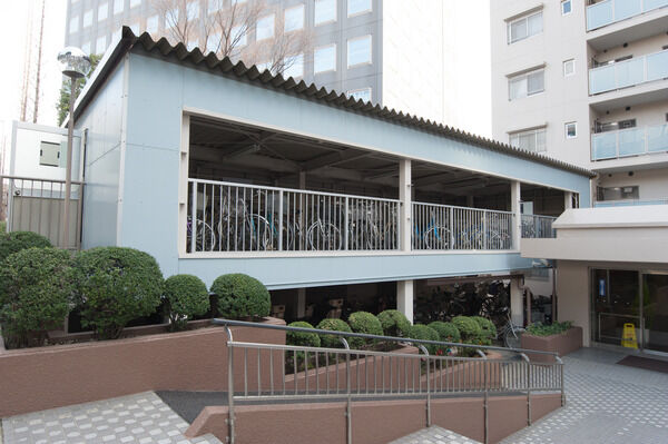 敷地内の2カ所に設置された屋根付きの自転車置き場。		 敷地内の2カ所に設置された屋根付きの自転車置き場。