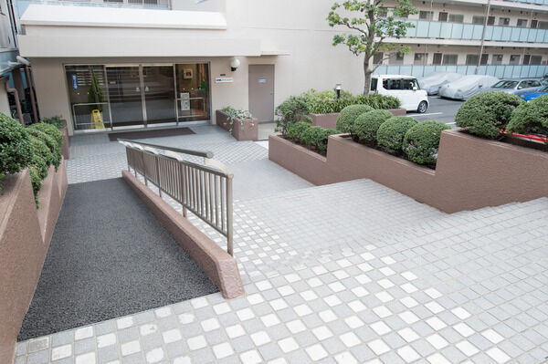 歩行者用と自転車用に通路が分かれたアプローチ。		 歩行者用と自転車用に通路が分かれたアプローチ。