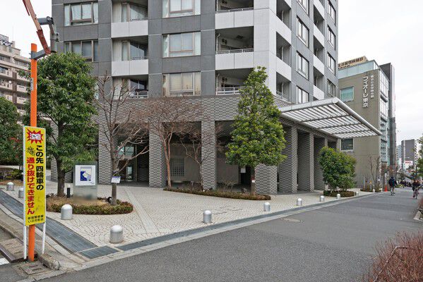 1・2階はガラス張りに仕立て、オープンな雰囲気を演出。 1・2階はガラス張りに仕立て、オープンな雰囲気を演出。