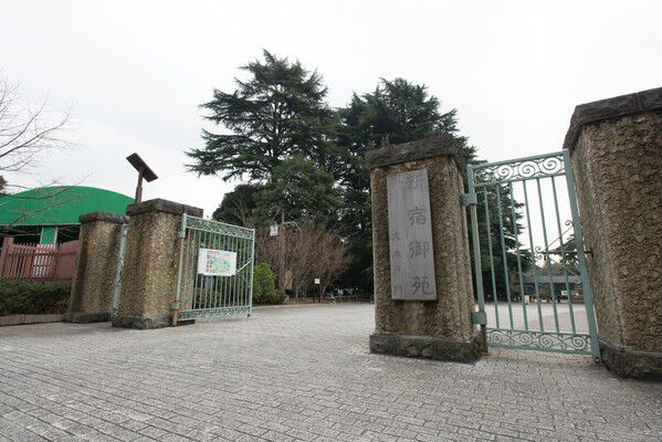 豊かな緑が残る都心のオアシス「新宿御苑」へは約1,300m(徒歩17分)。 豊かな緑が残る都心のオアシス「新宿御苑」へは約1,300m(徒歩17分)。