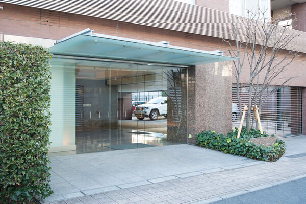 外と内をつなぐ路地的な雰囲気を演出したエントランス。		