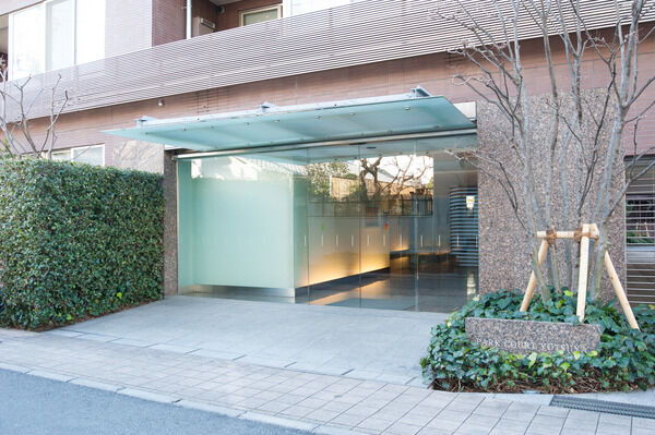 エントランスアプローチには背面から照らすライティングウォールを採用。		