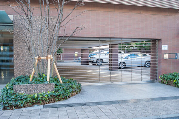 14台収容できる駐車場入口にはリングシャッターを採用。		