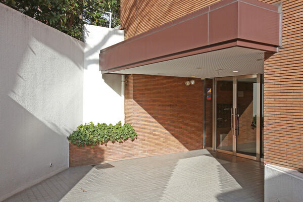 植栽を配した白壁でエントランス周りを囲い、プライベート感ある空間に。		