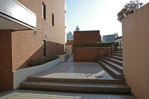 エントランス床にも外壁と同系色のタイルを配し、カラーコーディネイト。		