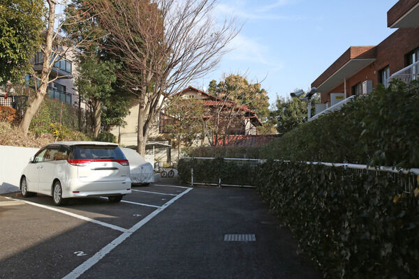 グリーンに囲まれた駐車場は、プライバシー性も充分。		