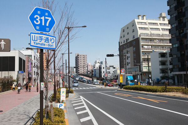 普段のお買い物に便利なオリンピックショッピングセンターなどが並ぶ「山手通り」。		